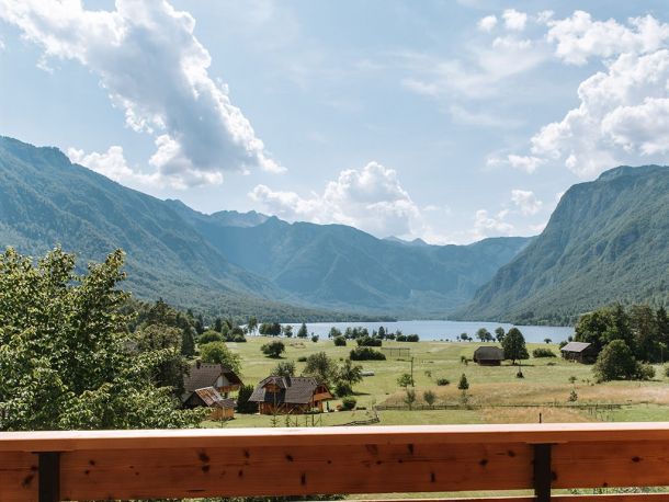 Osupljiv pogled na Bohinjsko jezero